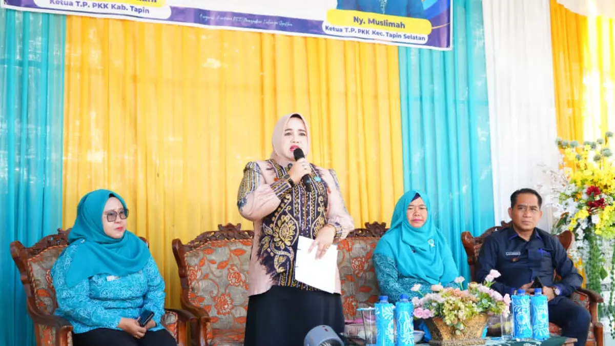 BUKA KEGIATAN: Ketua TP PKK Kabupaten Tapin, Hj Faridah membuka kegiatan Bimbingan Teknis (Bimtek) dan Pelatihan Kader TP PKK Desa se-Kecamatan Tapin Selatan, Kamis (25/6/2026).(Foto: Kominfo Tapin)&nbsp;
