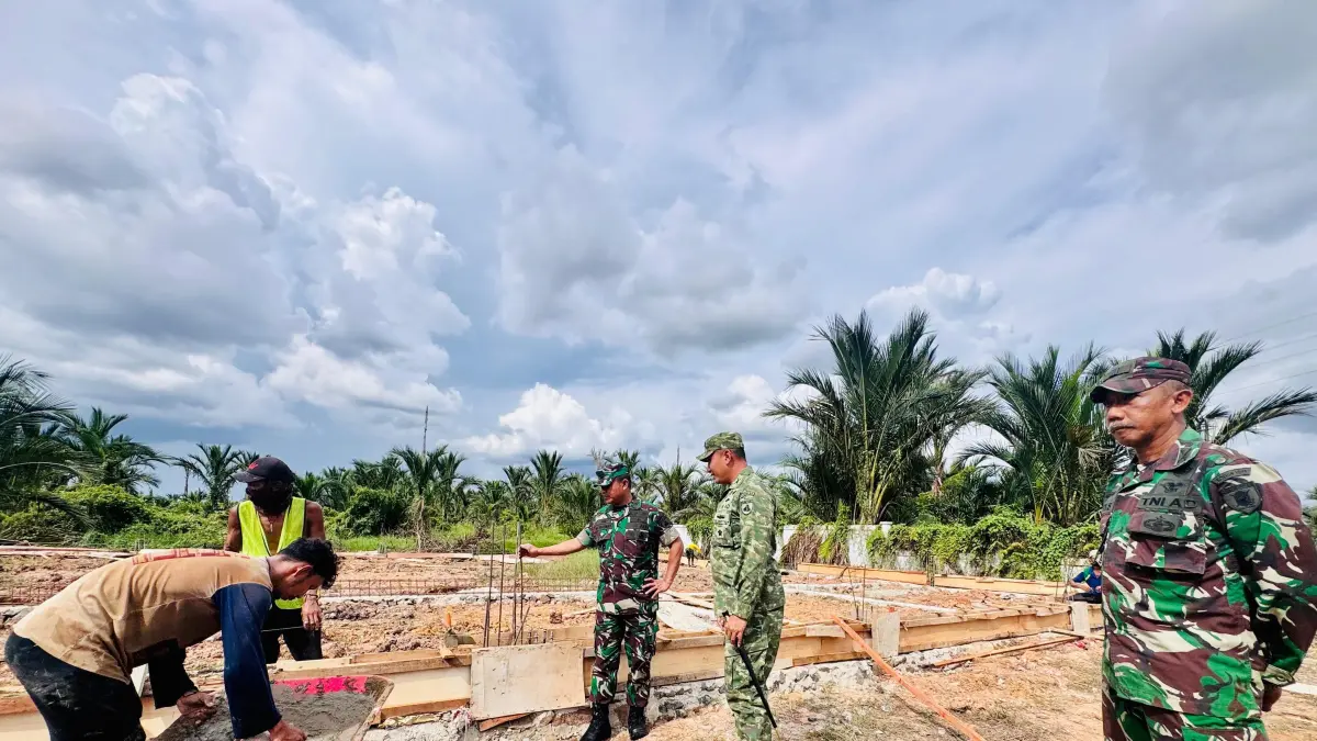 Dandim 1010 Tapin, Letkol Inf Dimas Yamaputra memantau progres pembangunan koperasi merah putih di beberapa wilayah.
(Kodim 1010 Tapin)