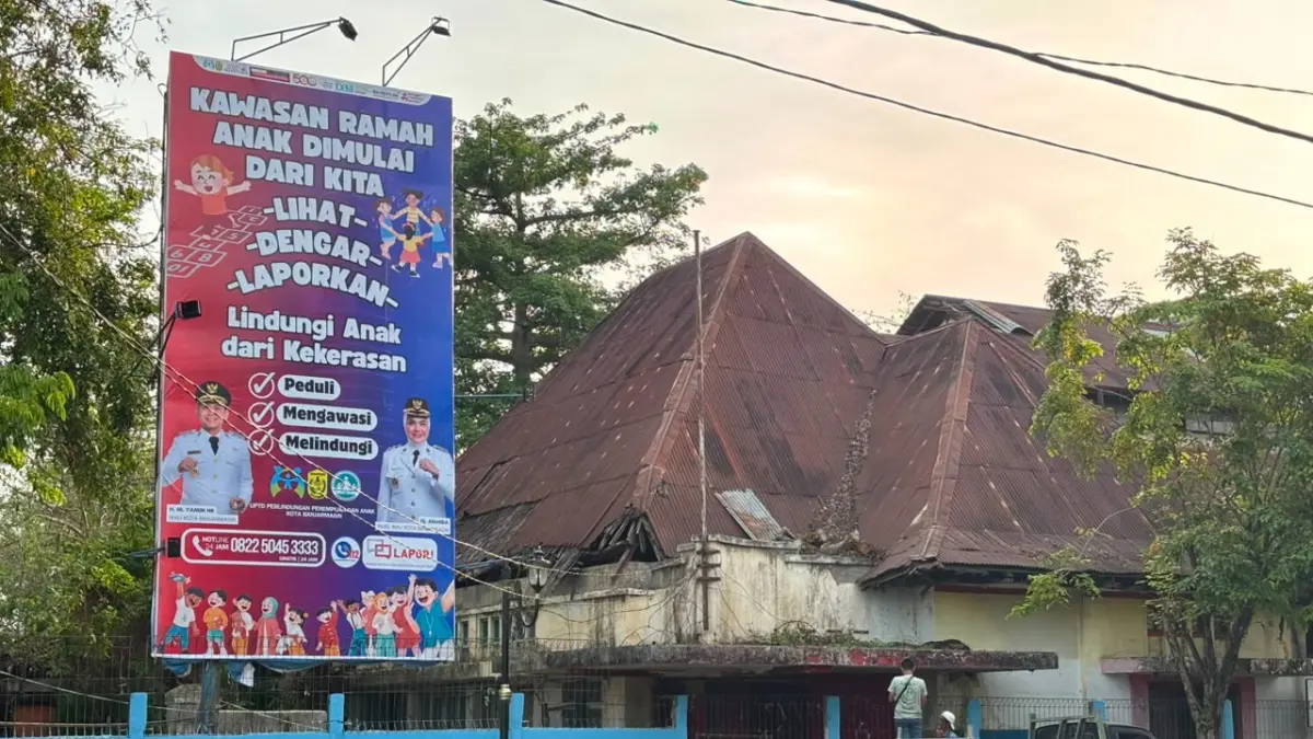 DIGENCARKAN: DP3A Banjarmasin memasang baliho untuk mendorong laporan tindak kekerasan di Kota Banjarmasin. Titiknya sudah tersebar di 26 kelurahan. (Foto: Zulvan Rahmatan/Radar Banjarmasin)