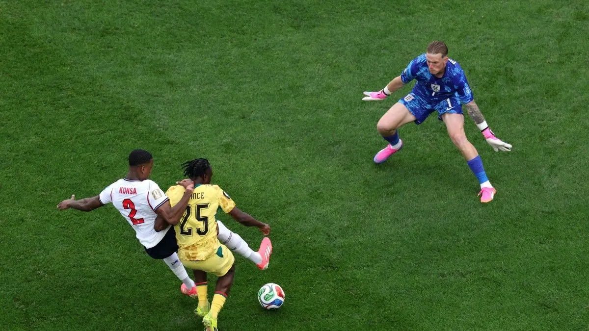 DIHALANGI: Pemain Timnas Ghana, Prince Adu dihalangi oleh Ezri Konsa dari timnas Inggris di kotak penalti pada laga Grup L Piala Dunia FIFA 2026, Rabu (24/6) di Foxborough, Massachusetts.
(AFP/MATTIA OZBOT)