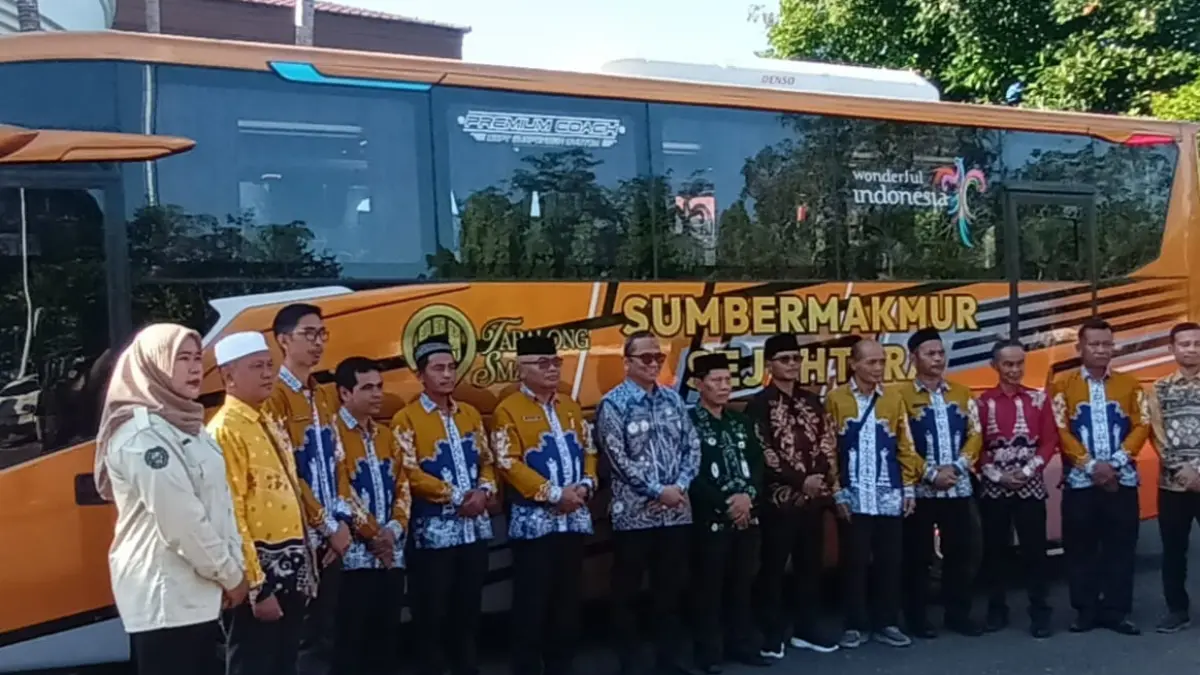 Jajaran Bumdesma Sumber Makmur Sejahtera bersama Bupati Tabalong, Muhammad Noor Rifani. (Ibnu Dwi Wahyudi/ Radar Banjarmasin)