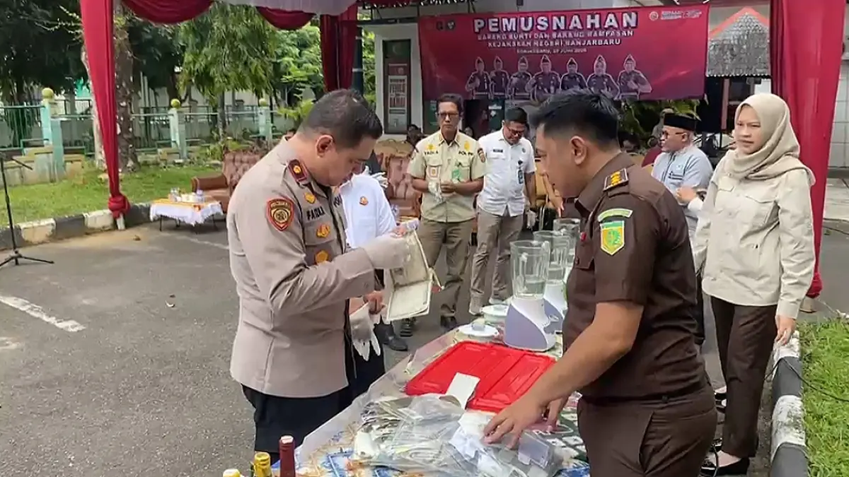 Kajari Taliwondo menggelar pemusnahan barang bukti massal bernilai tinggi (Kejari Banjarbaru untuk Radar Banjarmasin)