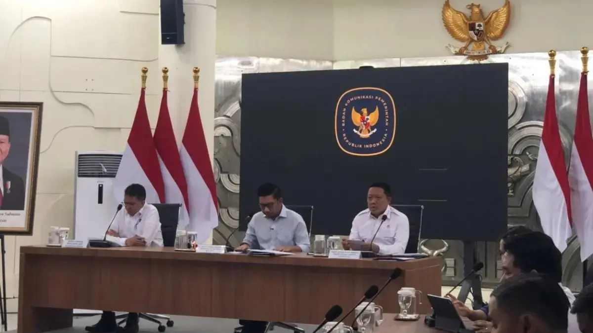KONFERENSI PERS: JAM Pidsus Kejagung Febrile Adriansyah menyampaikan keterangan kepada awak media di Kantor Bakom, Rabu (24/6). (Sahrul Yunizar/JawaPos.com)