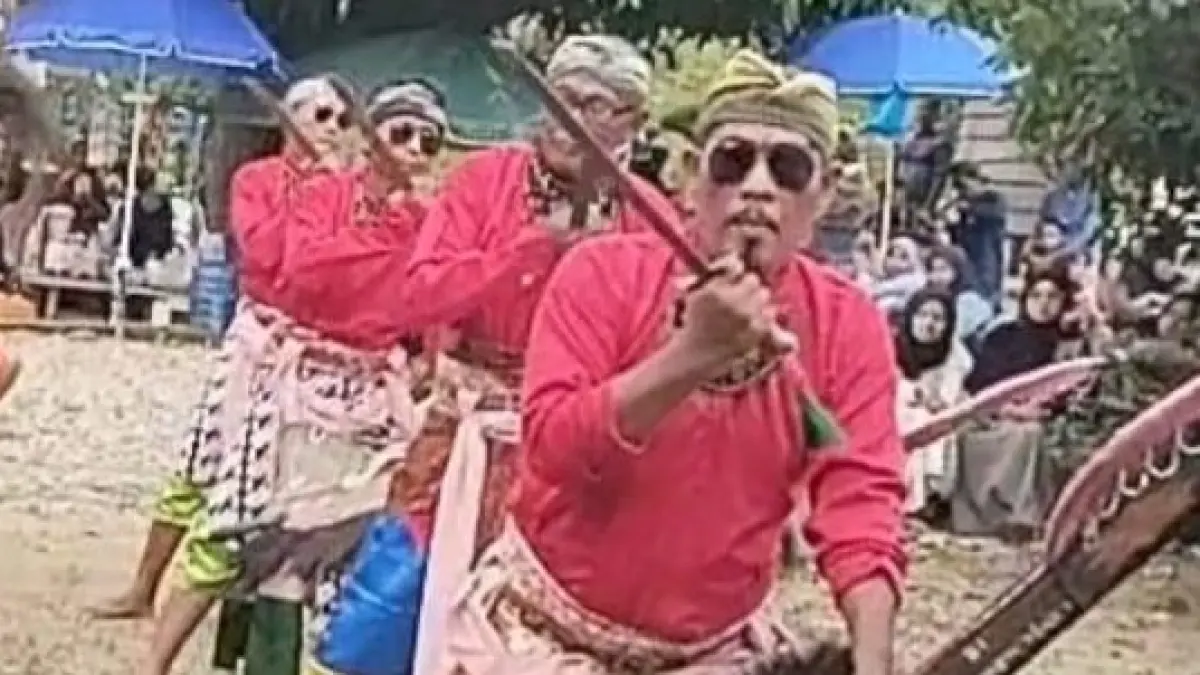 MANDI JAMAS: Warga Desa Masingai II, Tabalong saat merayakan satu Suro.