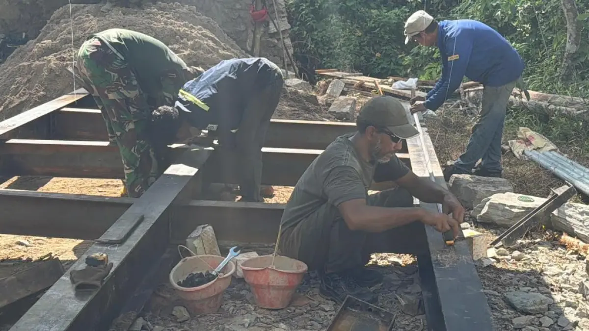 MASIH PROSES: &nbsp;Pembangunan jembatan di Desa Burakai Kecamatan Hatungun sudah masuk tahap perakitan besi WF.