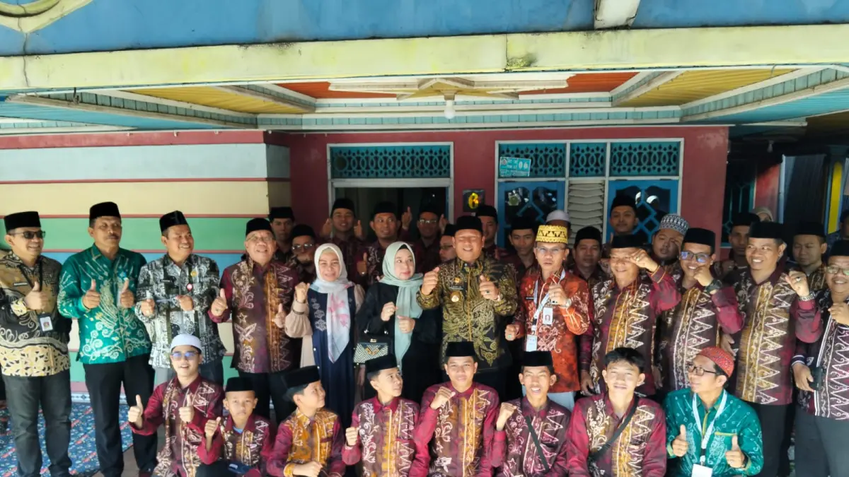 MENYAPA:Bupati Kabupaten Barito Kuala, H Bahrul Ilmi bersama istri, Hj Noorhayati saat bersilaturahmi dengan para kafilah MTQN XXXVII Kalsel 2026 di salah satu pemondokan peserta di Marabahan.(Foto:Prokopim Pemkab Batola)