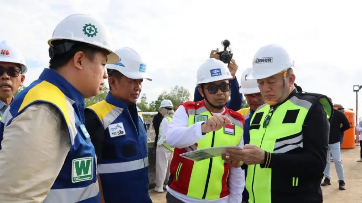 MENINJAU: Gubernur Kalsel H. Muhidin saat meninjau pembangunan Jembatan Pulau Laut beberapa waktu lalu. Jembatan yang menghubungkan Tanah Bumbu dan Kotabaru ini menjadi salah satu infrastruktur yang diharapkan dapat mendukung pergerakan logistik dan pertumbuhan ekonomi. (MC KALSEL)&nbsp;