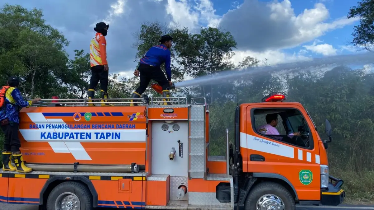 PADAM: Petugas Pusdalops BPBD Tapin memadamkan kebakaran semak belukar di Jalan By Pass Km 88, Kecamatan Binuang, Kamis (25/6/2026). (Foto: Pusdalops BPBD Tapin)