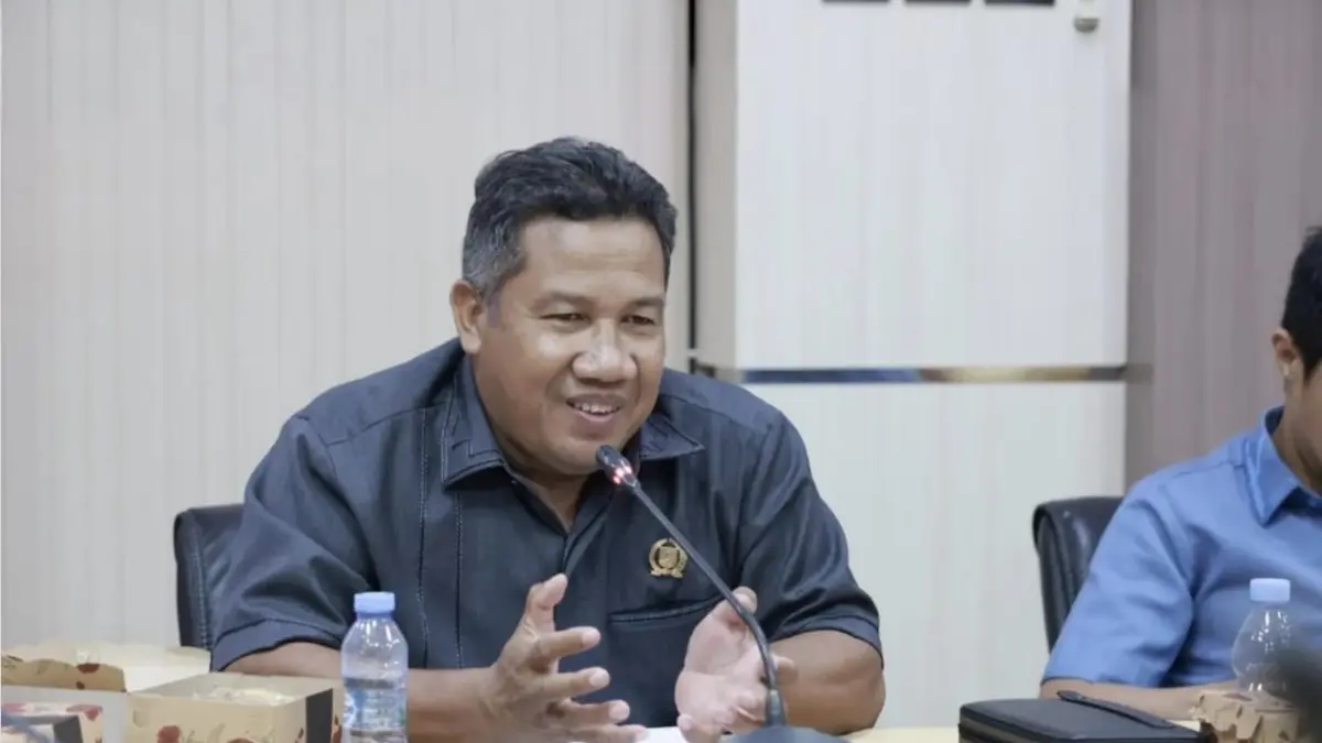 PANDANGAN: Masripay menyampaikan pandangannya dalam salah satu rapat DPRD Tanah Bumbu. (Foto: Masripay untuk Radar Banjarmasin)