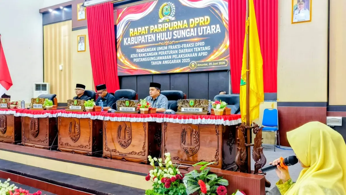 PARIPURNA: Ketua DPRD HSU H. Fadilah memimpin Rapat Paripurna penyampaian pandangan umum fraksi-fraksi terhadap Raperda Pertanggungjawaban Pelaksanaan APBD Tahun Anggaran 2025 di ruang rapat paripurna DPRD HSU, Kamis (25/6). (Istimewa)
