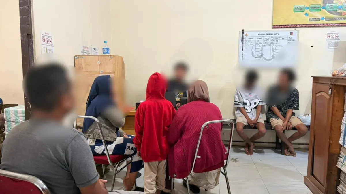 PEMBINAAN: Ketiga pelaku didampingi masing-masing keluarga untuk membuat surat pernyataan bertanda tangan materai