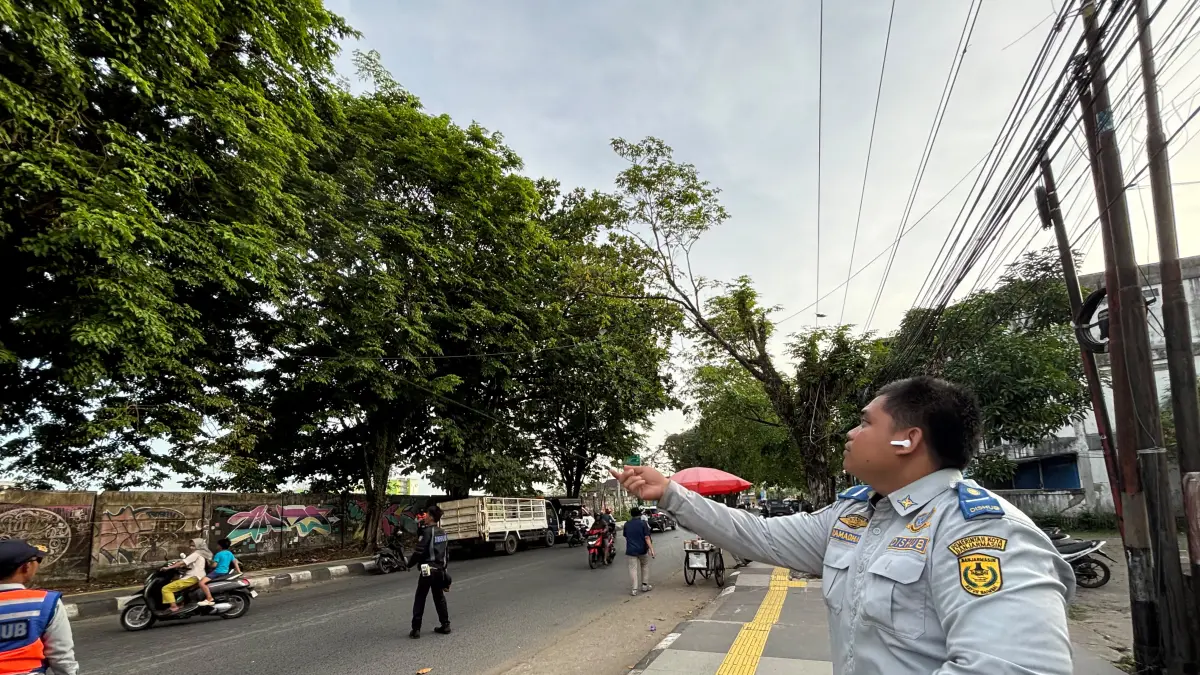 Petugas Wasdal Dishub Banjarmasin membersihkan benang layangan yang bertebaran di Jalan RE Martadinata, tak jauh dari pusat keramaian bermain layangan. (Zulvan Rahmatan/Radar Banjarmasin)