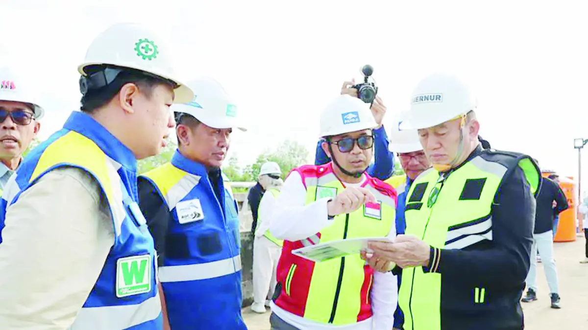 MENINJAU: Gubernur Kalsel H. Muhidin saat meninjau pembangunan Jembatan Pulau Laut beberapa waktu lalu. Jembatan yang menghubungkan Tanah Bumbu dan Kotabaru ini menjadi salah satu infrastruktur yang diharapkan dapat mendukung pergerakan logistik dan pertumbuhan ekonomi.&nbsp;
(MC KALSEL)&nbsp;