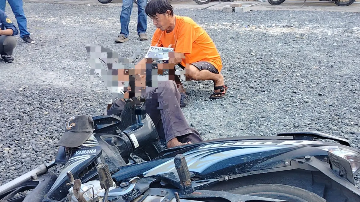 REKONTRUKSI:Tersangka M. Aini alias Amat memperagakan salah satu adegan saat rekonstruksi kasus pembunuhan yang menewaskan Hendra di kawasan Basirih Selatan//Maulana/Radar Banjarmasin.