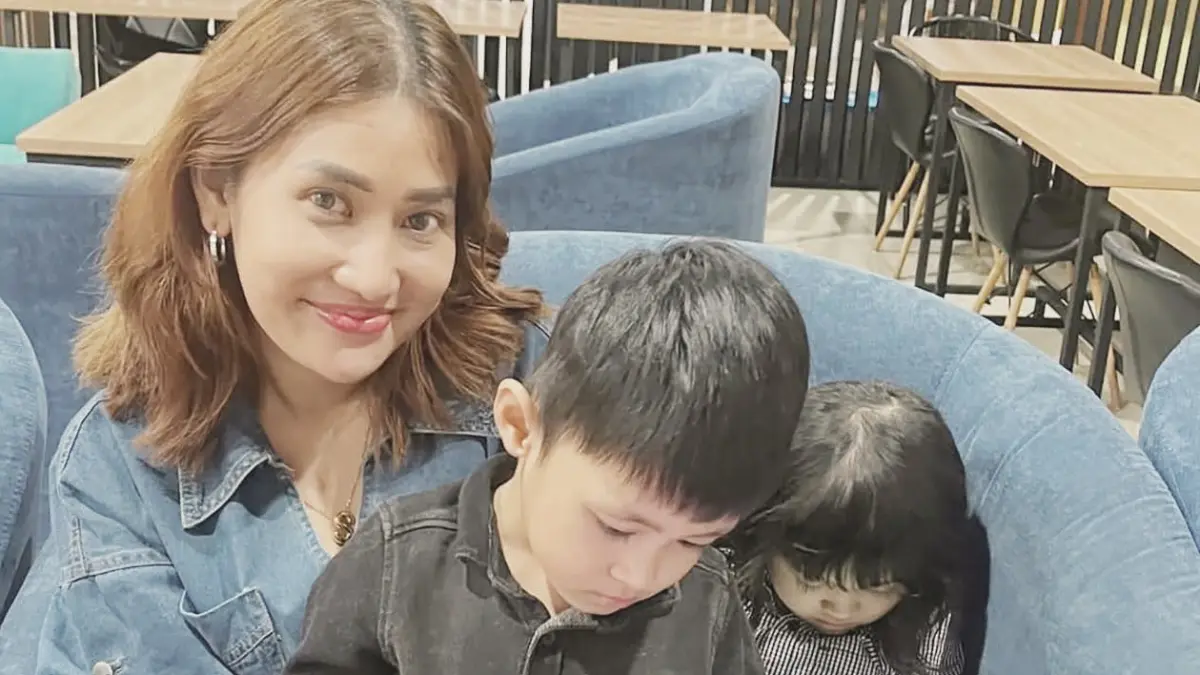 SARAH: Influencer Banjarbaru, Sarah Nia Karyanto saat bersama anak kembarnya.&nbsp;
