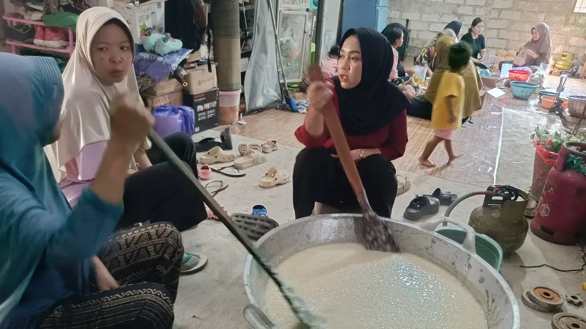 sejumlah ibu-ibu komplek tampak sibuk memasak bubur Asyura (Sheilla/Radar Banjarmasin)