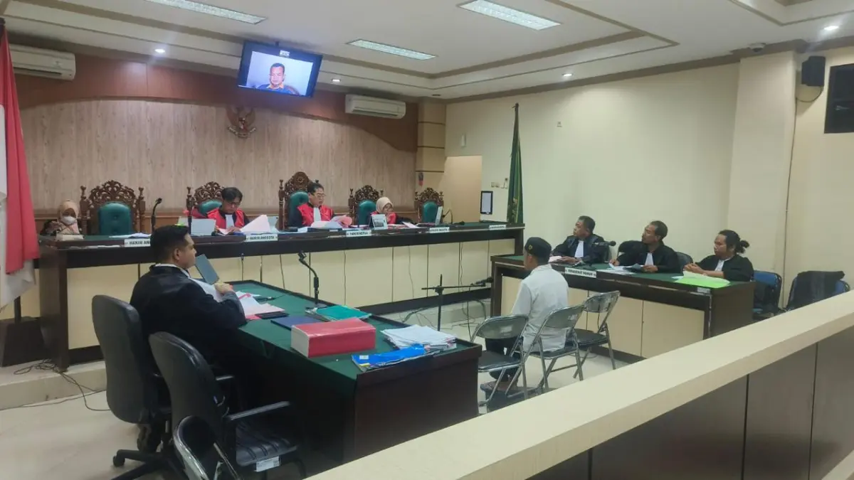 SIDANG: Heriyaksa alias Yaksa mantan pegawai PT Bank Rakyat Indonesia (Persero) Tbk Cabang Kotabaru menjalani sidang dakwaan di PN Tipikor Banjarmasin. (Foto: Muhammad Oscar Fraby/Radar Banjarmasin)