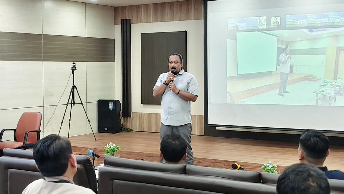 SUDUT PANDANG: Tim Pencegahan Satgas Wilayah Kalimantan Tengah Densus 88 Anti Teror Polri, Iptu Ganjar Satriyono memberikan materi kepada para peserta pelatihan ketenagalistrikan di PLN Palangka Raya.(Foto-foto: PLN UID Kalselteng)&nbsp;