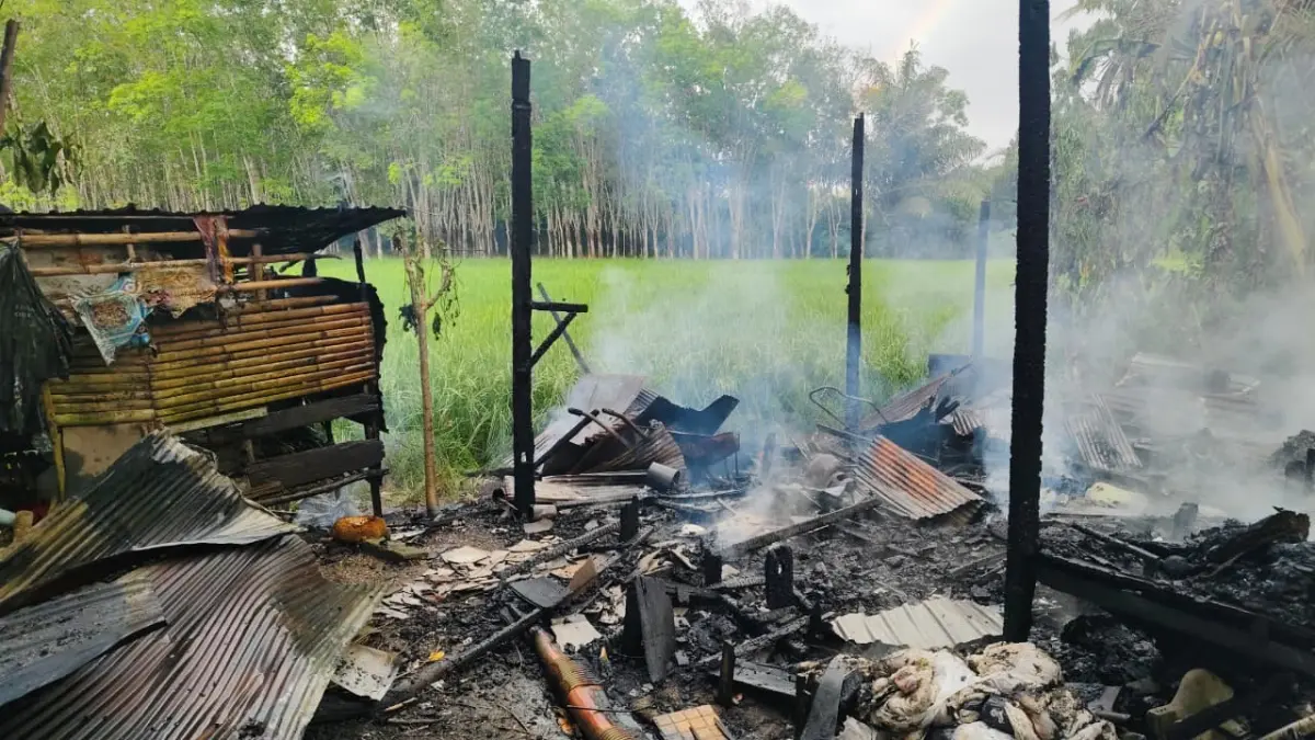 TERBAKAR: Rumah semi permanen milik warga di Desa Tampunang Shabah, Kecamatan Bungur, hangus terbakar bersama tiga kendaraan, Kamis (25/6/2026). (Foto: Pusdalops BPBD Tapin)
