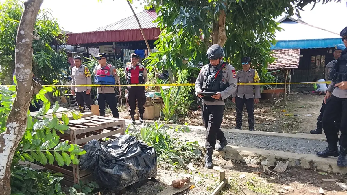 Unsur gabungan saat melakukan olah TKP penemuan mortir di Aluh-aluh (Polsek Aluh-aluh untuk Radar Banjarmasin)