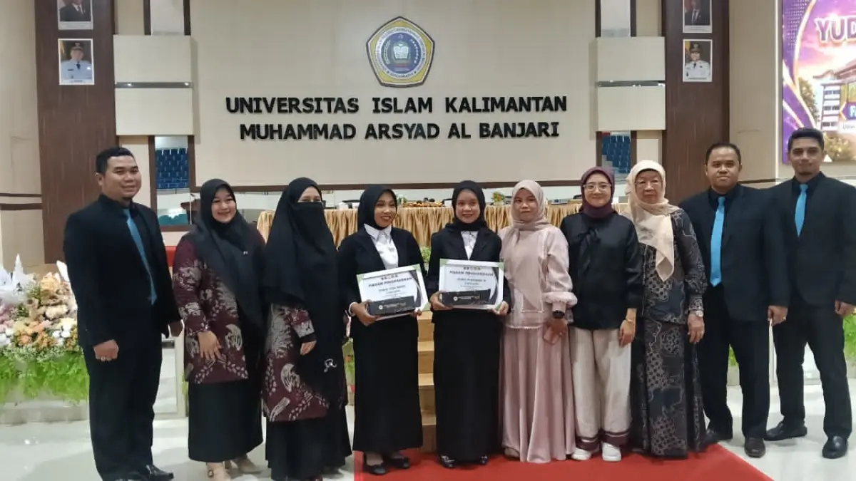 YUDISIUM: Sarjana lulusan terbaik FKM UNISKA berfoto bersama Pengurus Yayasan, Wakil Rektor, Dekan, dan Wakil Dekan.