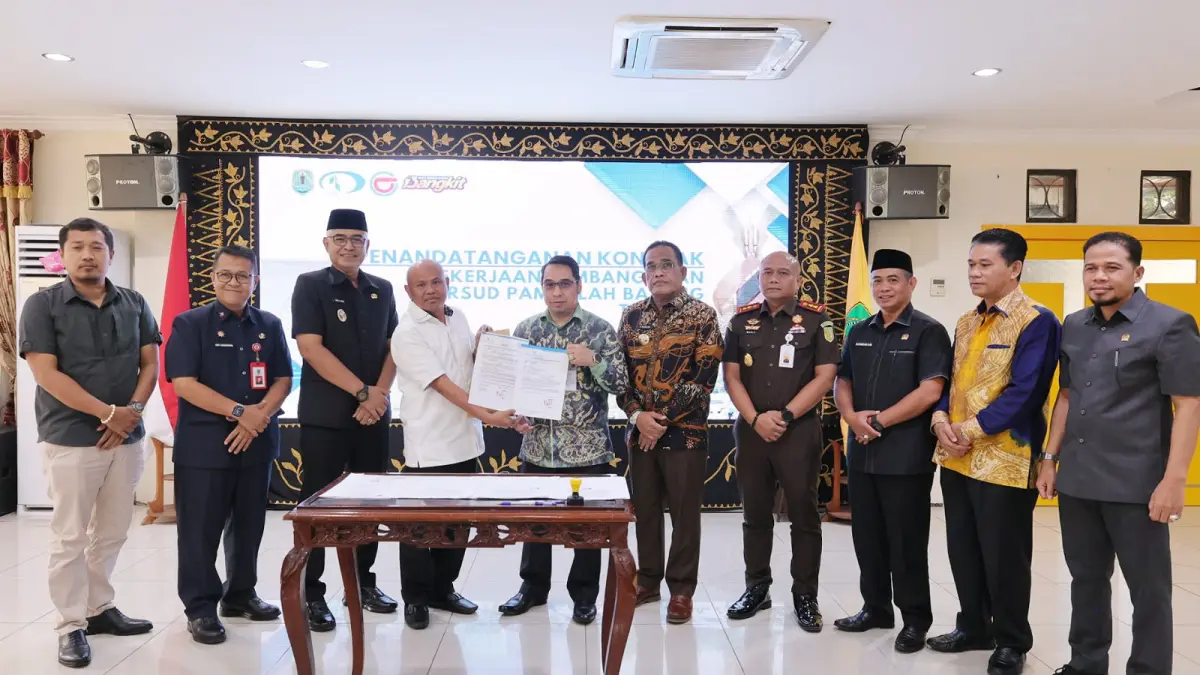 MOMEN: Bupati HSU, H Sahrujani dan Kadinkes HSU, dr Moch Yandi beserta rekanan disaksikan forkopimda menandatangani kontrak pembangunan Tahap II RSUD Pambalah Batung, sebagai langkah meningkatkan layanan kesehatan dan akses masyarakat terhadap fasilitas medis yang lebih modern.(Foto: Pemkab HSU)