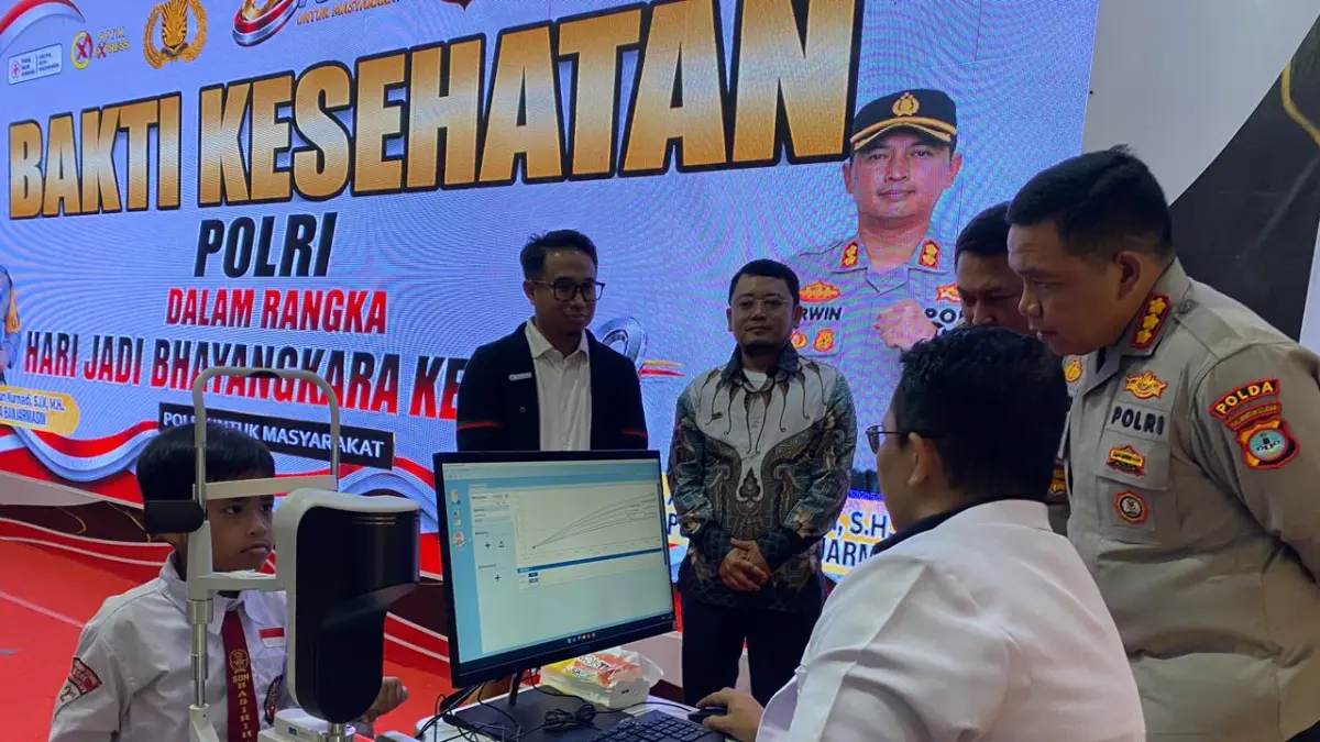 PEMERIKSAAN: GM Plaza Optik Indonesia dan Aristio, Direktur Optik Express bersama Plh Kapolresta Banjarmasin Kombes Pol Timbul R.K Siregar saat meninjau kegiatan pembagian kacamata gratis rangkain HUT-Bhayangkara Ke-80 di Aula Mathilda Mapolresta Banjarmasin.(Foto:Plaza Optik) 