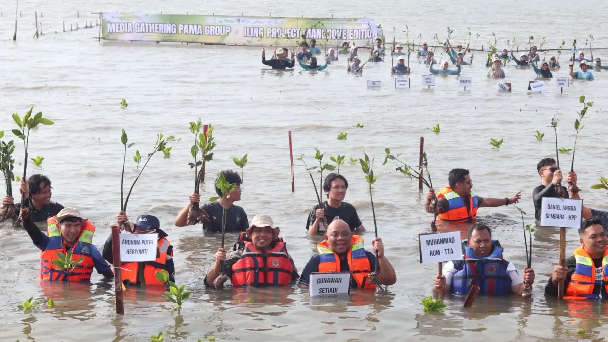 AKSI KONSERVASI: BBSO Head PT PAMA Arif Cahyadi turut melakukan penanaman bibit mangrove dalam aksi rehabilitasi pesisir pada rangkaian Media Gathering PAMA Group 2026 di Semarang.