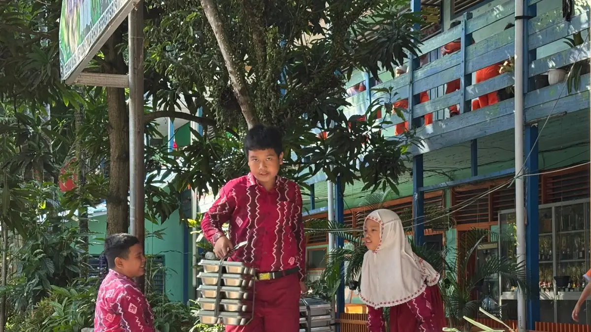 ANGKAT: Siswa SDN Karang Mekar 1 Banjarmasin saat menerima MBG. (Foto: Zulvan Rahmatan/Radar Banjarmasin)
