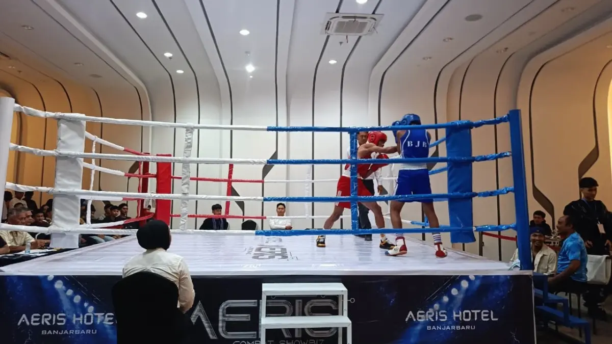 ANTUSIAS: Masyarakat memadati Ballroom Aeris Hotel Banjarbaru untuk menyaksikan 12 partai Boxing Sport Tourism yang memadukan pembinaan atlet tinju dengan promosi pariwisata daerah. (sheilla/radar banjarmasin)