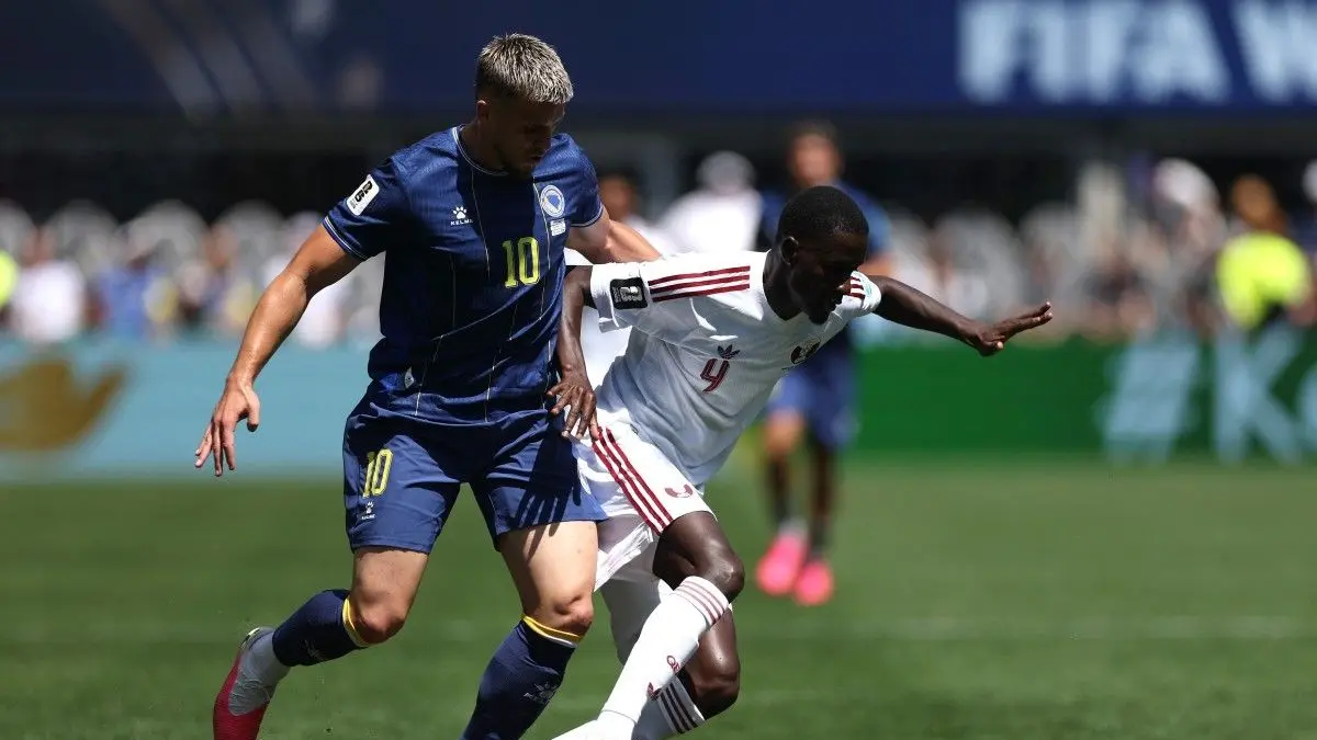 BERDUEL: Issa Laye berduel dengan Ermedin Demirovic pada pertandingan Grup B Piala Dunia 2026 antara Bosnia dan Herzegovina vs Qatar di Stadion Seattle, Kamis (25/6).&nbsp;
(AFP)&nbsp;