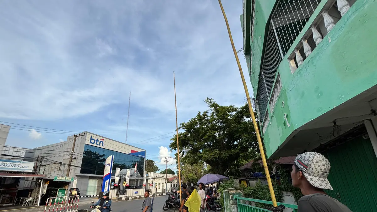 BEREBUT: sejumlah anak hingga orang dewasa mengjaga layangan putus yang akan jatuh di kawasan Jalan RE Martadinata, Banjarmasin Tengah. (Zulvan Rahmatan/Radar Banjarmasin)