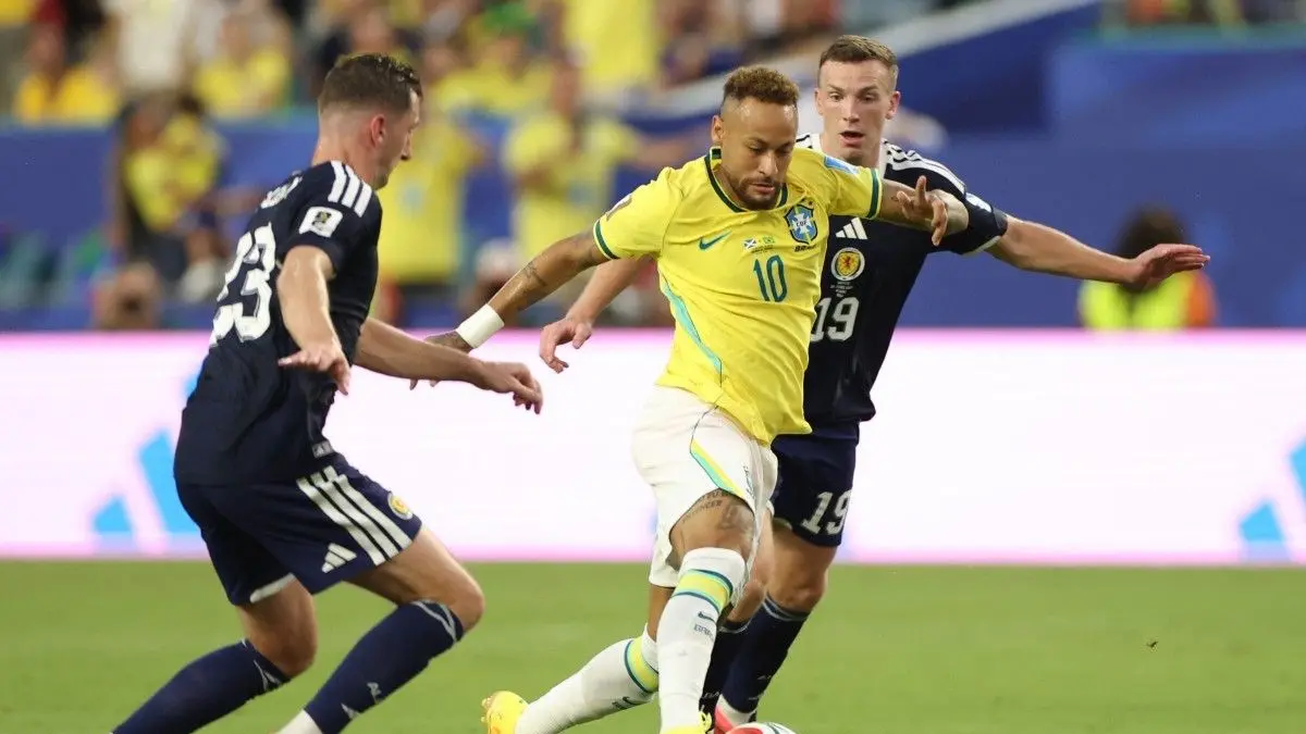 DIKAWAL: Neymar dikawal ketat Kenny McLean, dan Lewis Ferguson, dalam pertandingan Grup C Piala Dunia 2026 antara Skotlandia vs Brasil, Kamis (25/6).&nbsp;
(AFP)&nbsp;