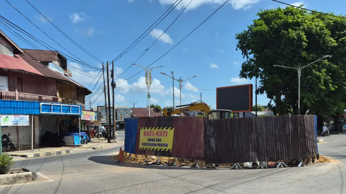 DIMULAI: Tugu Nol Kilometer Pelaihari mulai dibongkar dan dikerjakan oleh DPRKPLH Tala. (Foto : Norsalim Yahya/Radar Banjarmasin)