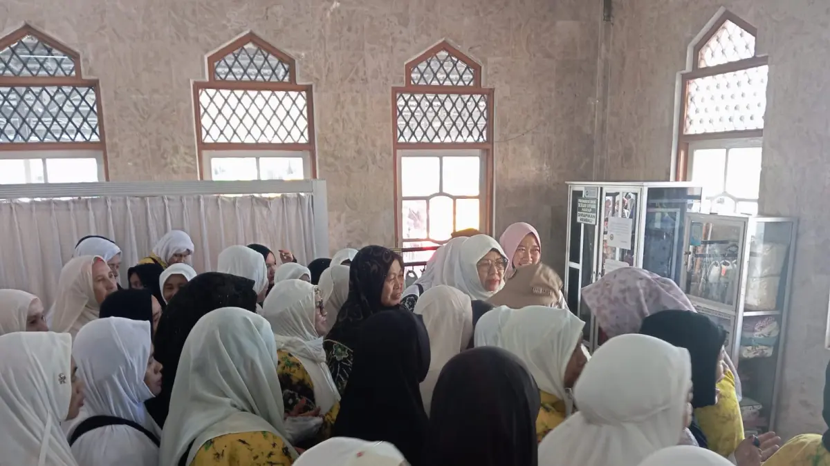 DISAMBUT: Para jemaah haji Kabupaten Tapin saat berada di Masjid Humasa Rantau.
Foto Rasidi Fadli&nbsp;