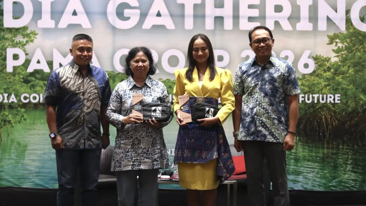 SINERGI BERKELANJUTAN: Direktur PAMA Abdul Nasir Maksum didampingi SRGS Division Head PAMA Puguh Sasetyo berfoto bersama Prof. Dr. Nana Kariada Tri Martuti, M.Si., dan Vania F. Herlambang usai sesi pemaparan materi Media Gathering PAMA Group 2026 di Semarang.