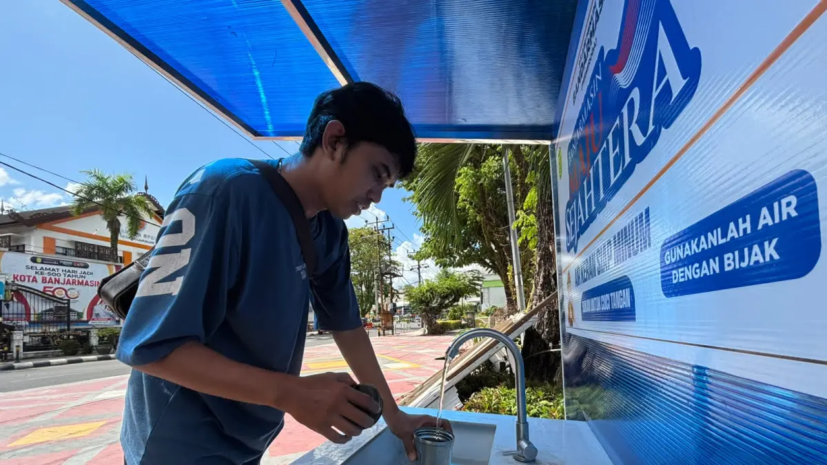 MENGISI: Fasilitas kran air siap minum di depan Kantor Sekretariat Daerah Kota Banjarmasin di Jalan RE Martadinata.(Foto: Zulvan Rahmatan/Radar Banjarmasin)