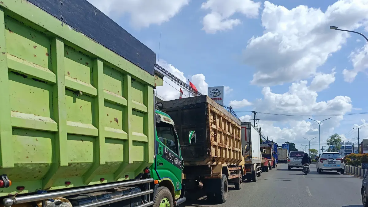 MENGULAR: Antrean solar mengular di bahu jalan A Yani di Banjarbaru. (Sheilla/Radar Banjarmasin)