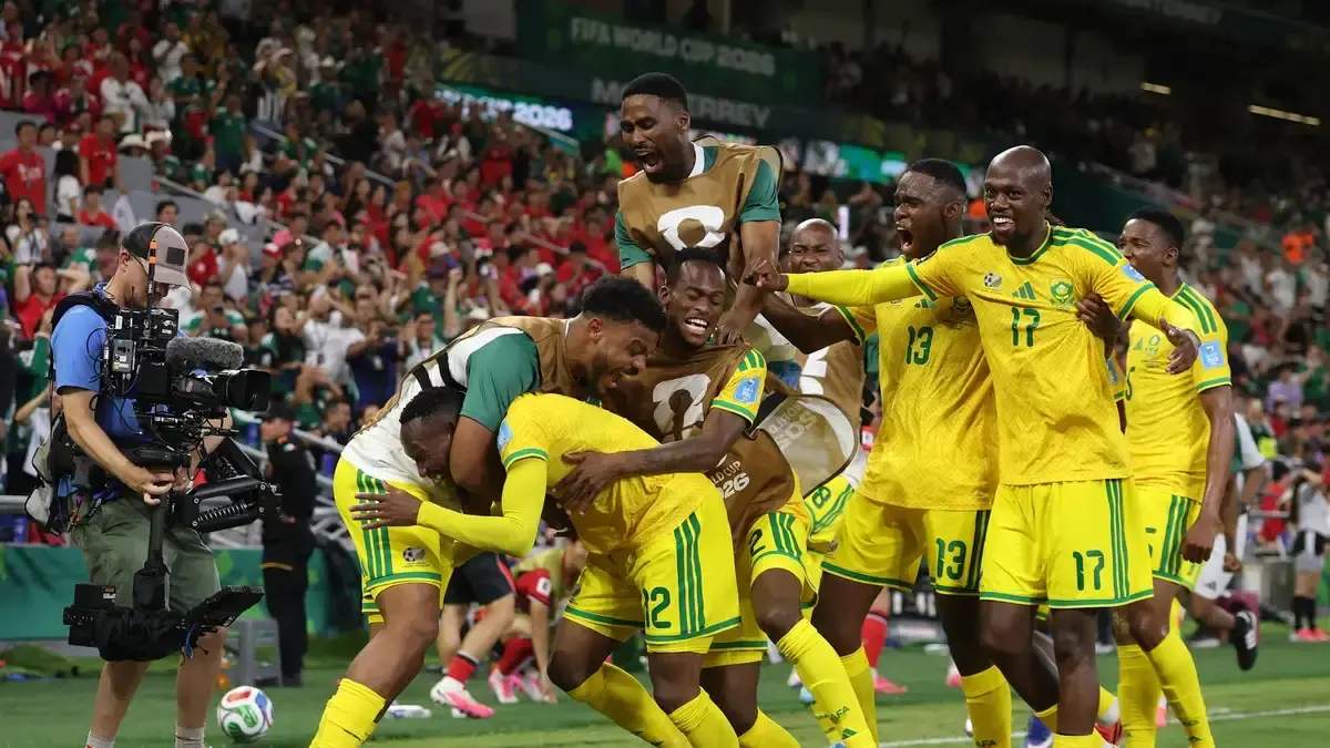 MERAYAKAN: Pemain Afrika Selatan merayakan gol saat mengalahkan Korea Selatan 1-0 di Estadio BBVA, Monterrey, Kamis (25/6) pagi WIB.
(AFP)&nbsp;