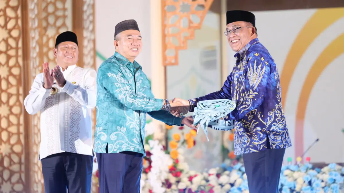 MOMEN: Bupati Kabupaten HSU, H Sahrujani (kanan) resmi menerima estafet sebagai tuan rumah MTQ Nasional XXXVIII Tingkat Provinsi Kalsel Tahun 2027. (Foto: Pemkab HSU)