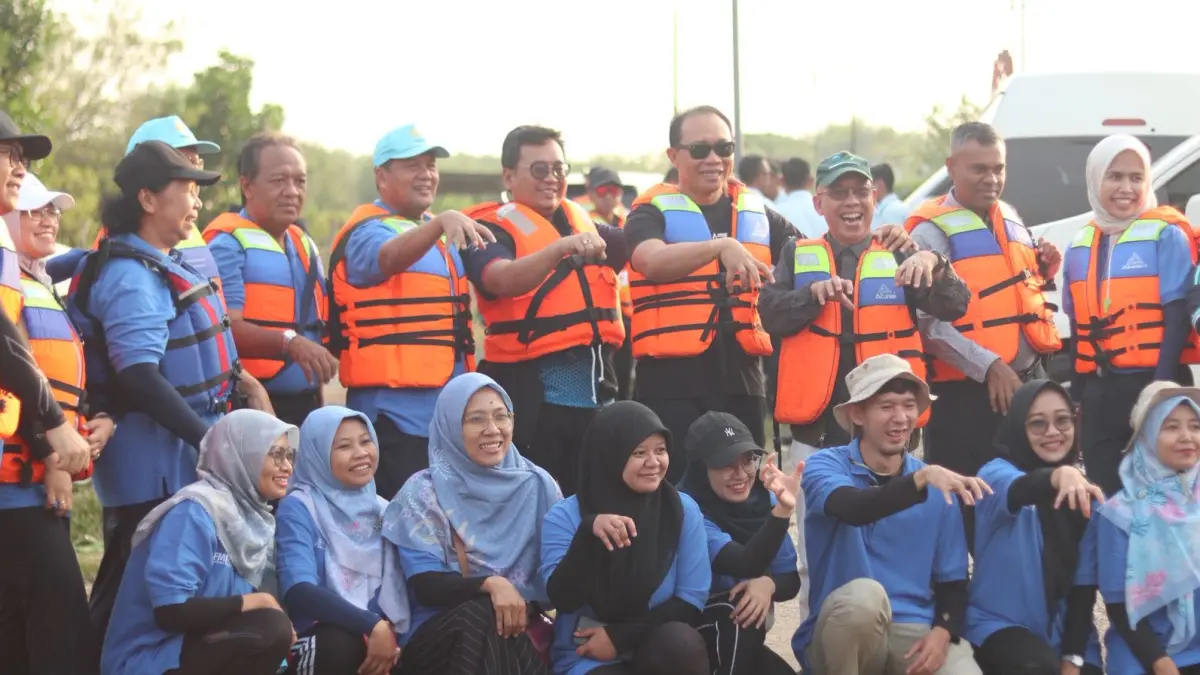 MOMEN: Direktur PAMA Abdul Nasir Maksum bersama jajaran direksi, narasumber, dan peserta berfoto bersama sebelum menuju lokasi penanaman 2.000 bibit mangrove di pesisir Mangunharjo, Semarang.