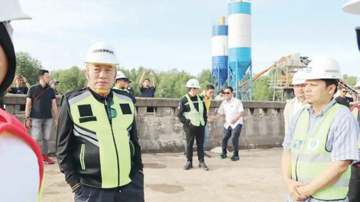PEMBANGUNAN: Gubernur Kalsel H Muhidin saat meninjau pembangunan Jembatan Pulau Laut. Jembatan jadi salah satu infrastruktur untuk melancarkan arus logistik di Banua.