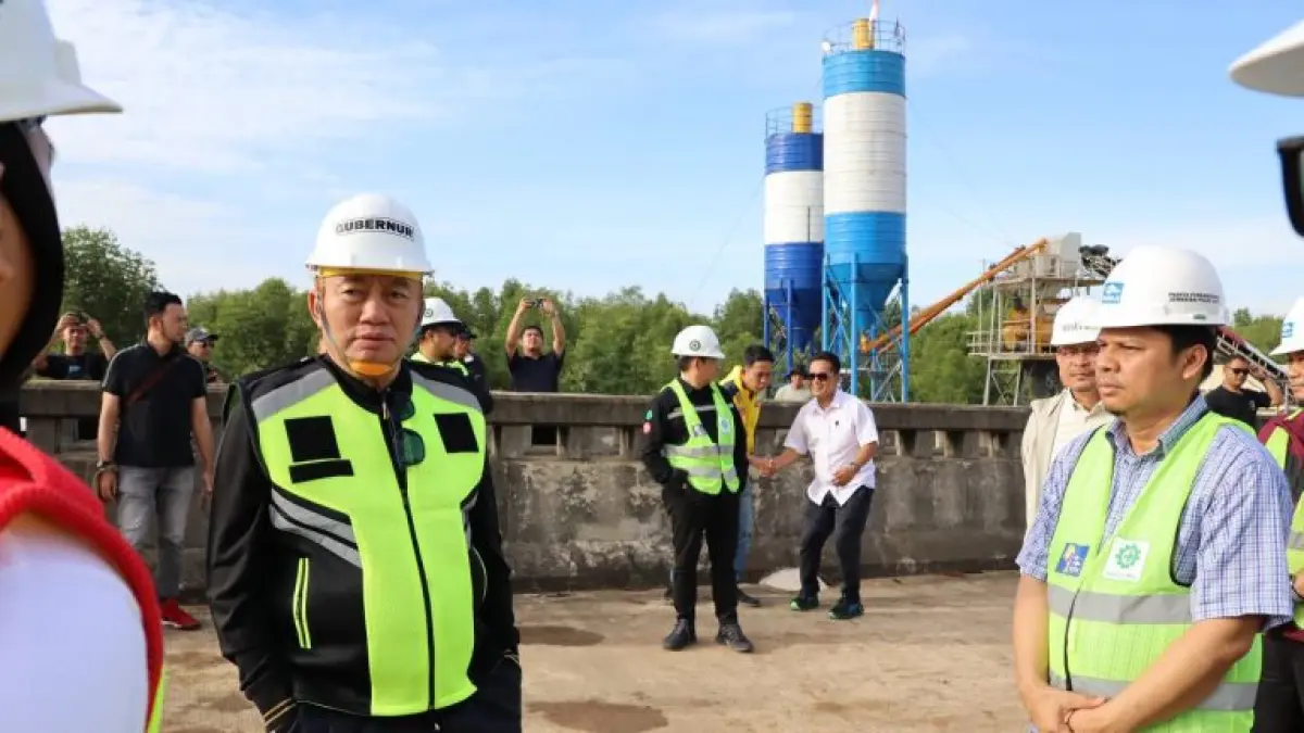 PEMBANGUNAN: Gubernur Kalsel H Muhidin saat meninjau pembangunan Jembatan Pulau Laut. Jembatan jadi salah satu infrastruktur untuk melancarkan arus logistik di Banua. (MC KALSEL)&nbsp;