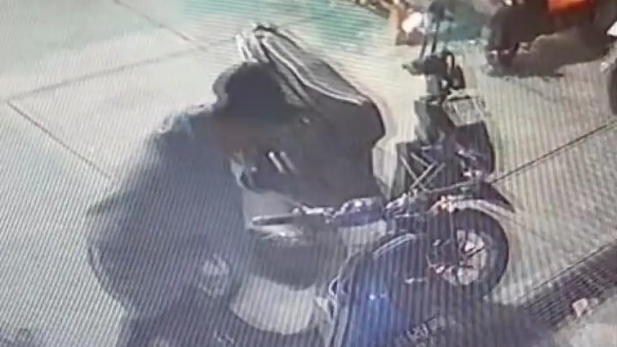 PENCURIAN: Rekaman CCTV memperlihatkan pelaku mencuri sepeda motor milik imam di parkiran Masjid Raudhatul Muslimin, Kandangan, saat salat Maghrib. (Foto: Screenshot Rekaman CCTV/Aliando)