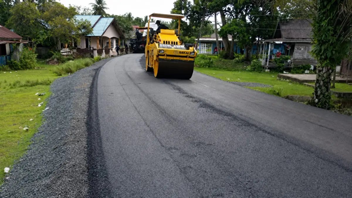 PENGASPALAN: Alat berat melakukan pengaspalan ruas Jalan Marga Mulya–Sungai Dua Laut di Kecamatan Sungai Loban, Kabupaten Tanah Bumbu. (Foto: PUPR Tanah Bumbu untuk Radar Banjarmasin)