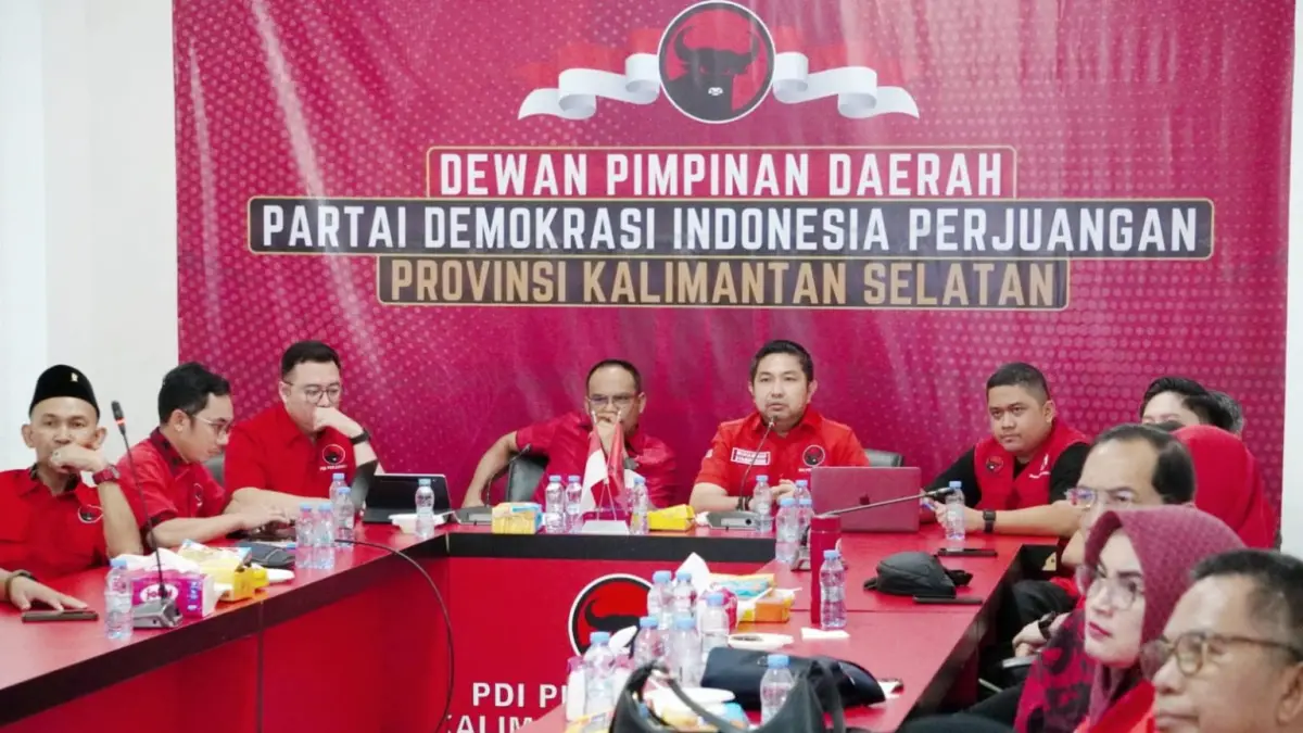 RAPAT: PDIP Kalsel menegaskan arah baru politik kerakyatan melalui gagasan-gagasan progresif di kepengurusan. Hal itu mengemuka saat rapat akhir tahun 2025 lalu. (DPD PDIP Kalsel)