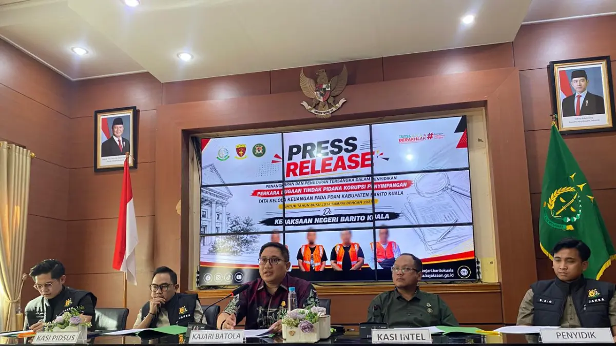 RILIS: Kajari Barito Kuala Andrianto Budi Santoso didampingi jajaran memberikan keterangan pers. (maulana/radar banjarmasin)