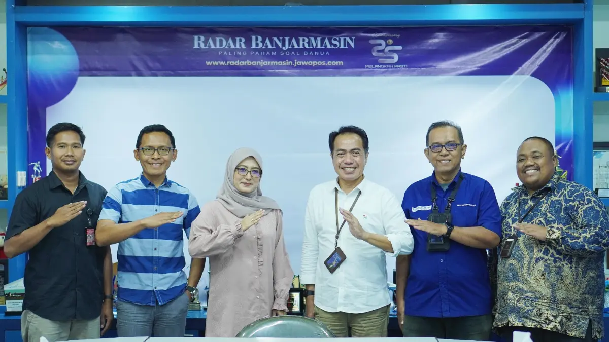 SILATURAHMI: Jajaran Lion Air Group berfoto bersama Direktur Utama Radar Banjarmasin H. Suriansyah Achmad. (Isin/Radar Banjarmasin)