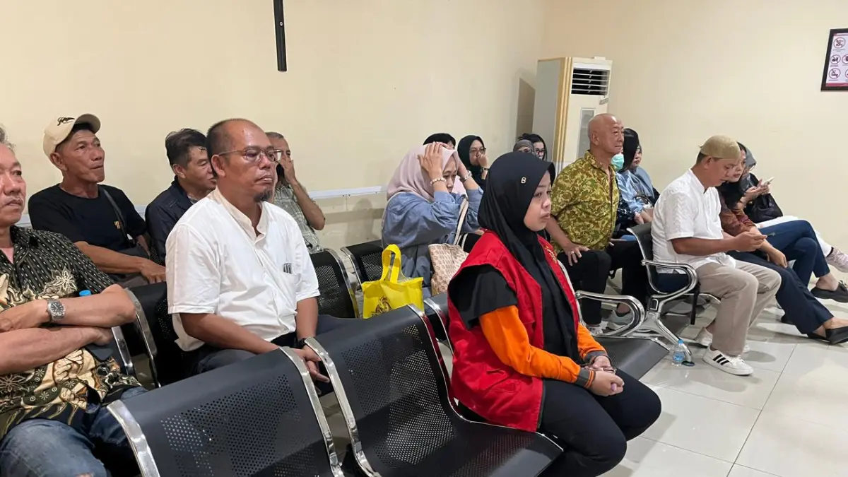 Terdakwa dugaan penggelapan uang perusahaan PT Panggang Lesatari Jaya, Emi Yuliana di dalam ruang sidang PN Banjarmasin, Jumat (26/6). (M Oscar Fraby/Radar Banjarmasin)