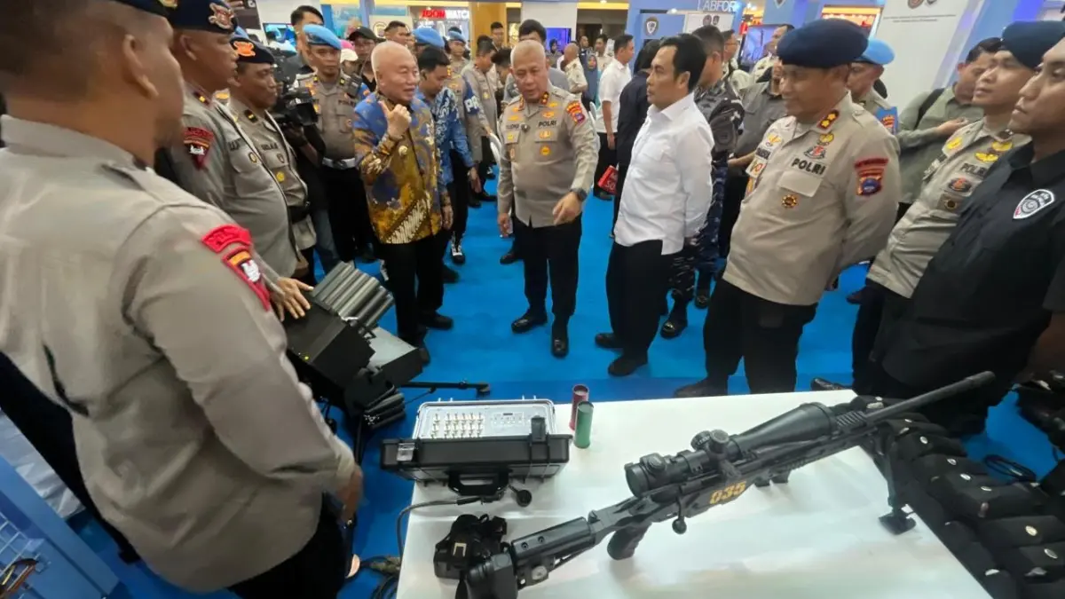 TUNJUK SENJATA: Kapolda Kalsel, Irjen Pol Rusyanto Yudha Hermawan (tengah) menunjukkan senjata yang dimiliki Polri saat Police Expo 2026, di Atrium Duta Mall Banjarmasin, Kamis (25/6). (Muhammad Oscar Fraby)